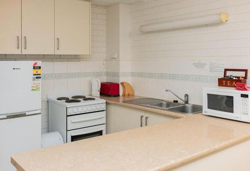 هتل Trickett Gardens Holiday Inn