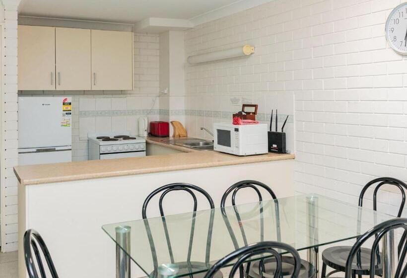 هتل Trickett Gardens Holiday Inn