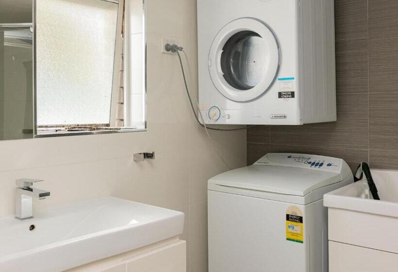 هتل Trickett Gardens Holiday Inn