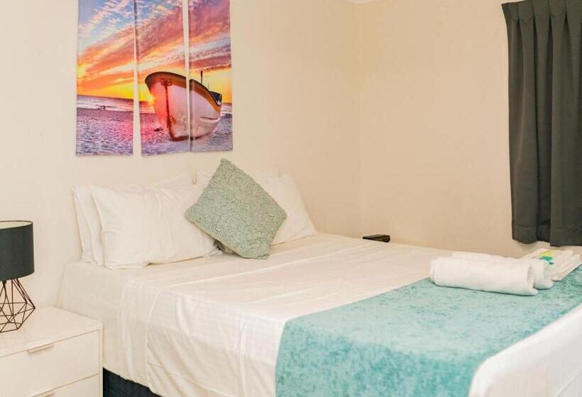 هتل Trickett Gardens Holiday Inn