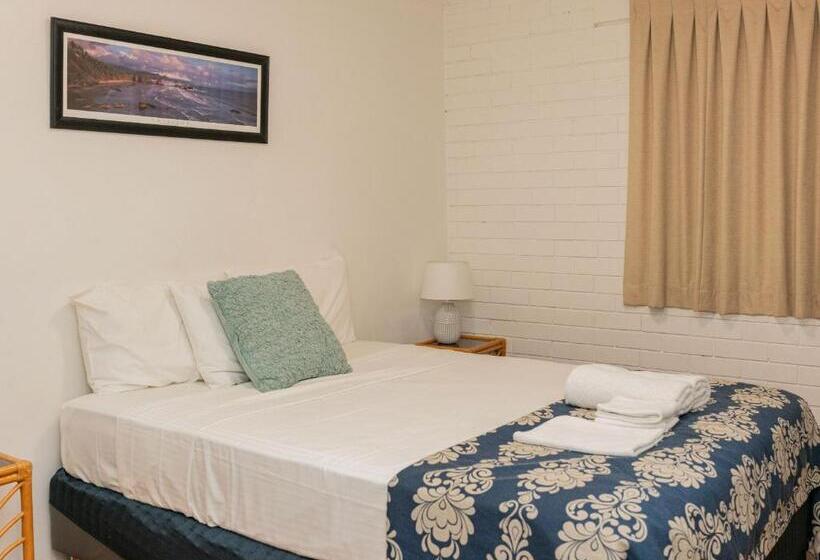 هتل Trickett Gardens Holiday Inn