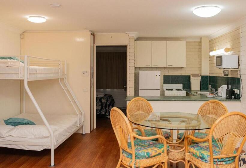 هتل Trickett Gardens Holiday Inn