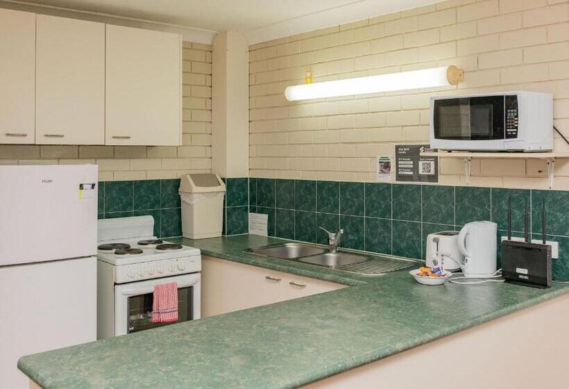 هتل Trickett Gardens Holiday Inn