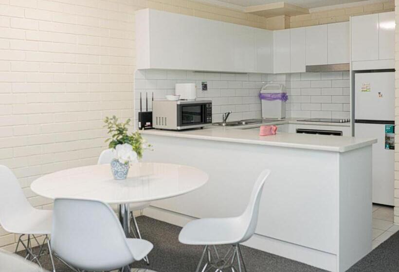 هتل Trickett Gardens Holiday Inn