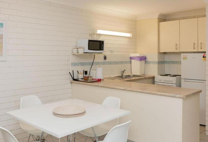 هتل Trickett Gardens Holiday Inn