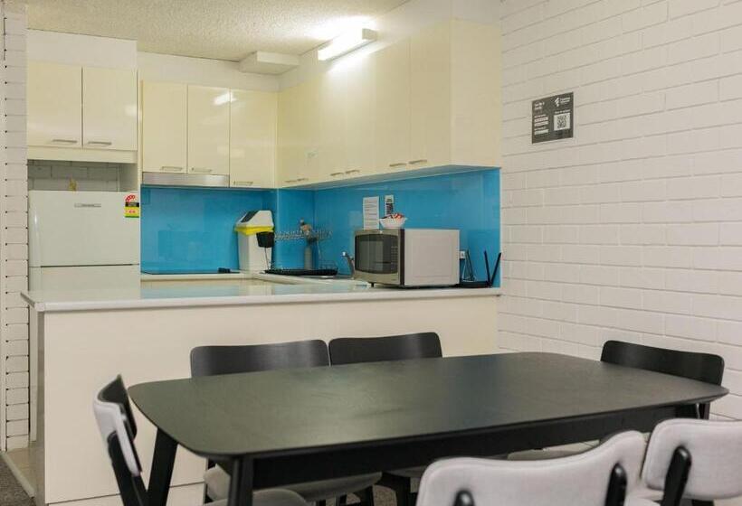 هتل Trickett Gardens Holiday Inn