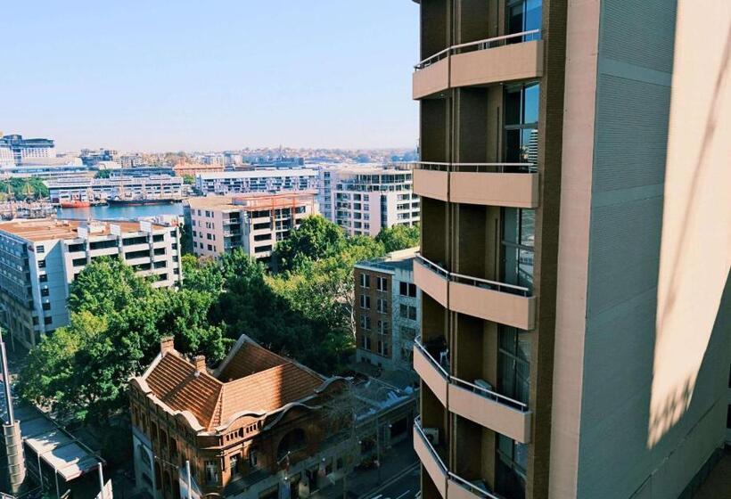 Metro Apartments On King