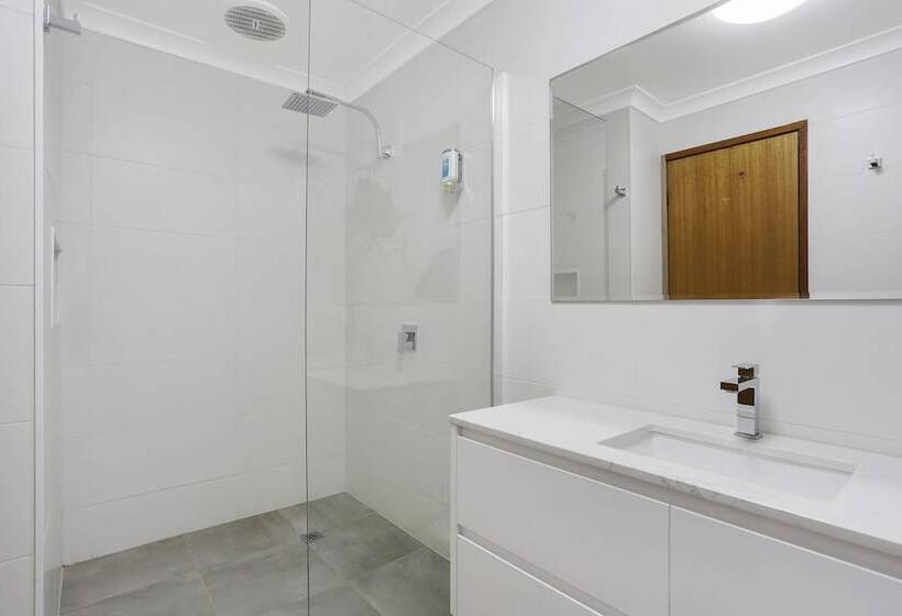 Waves Motel And Apartments