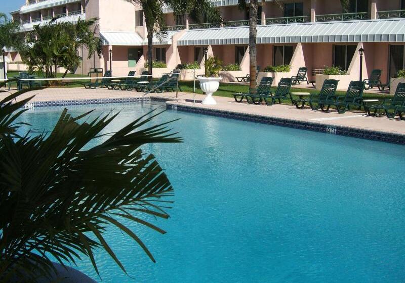 Castaways Resort And Suites