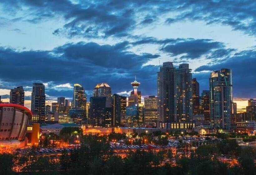 Отель Amenida Residences, Calgary