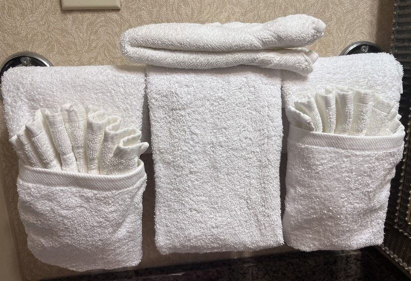 Отель Amenida Residences, Calgary