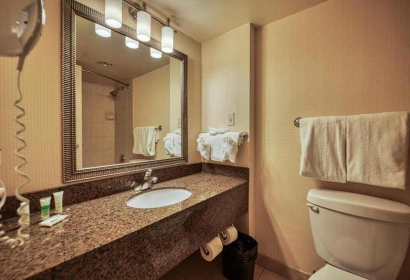 Отель Amenida Residences, Calgary