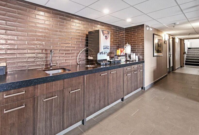 Отель Best Western Plus Banff International Lodge