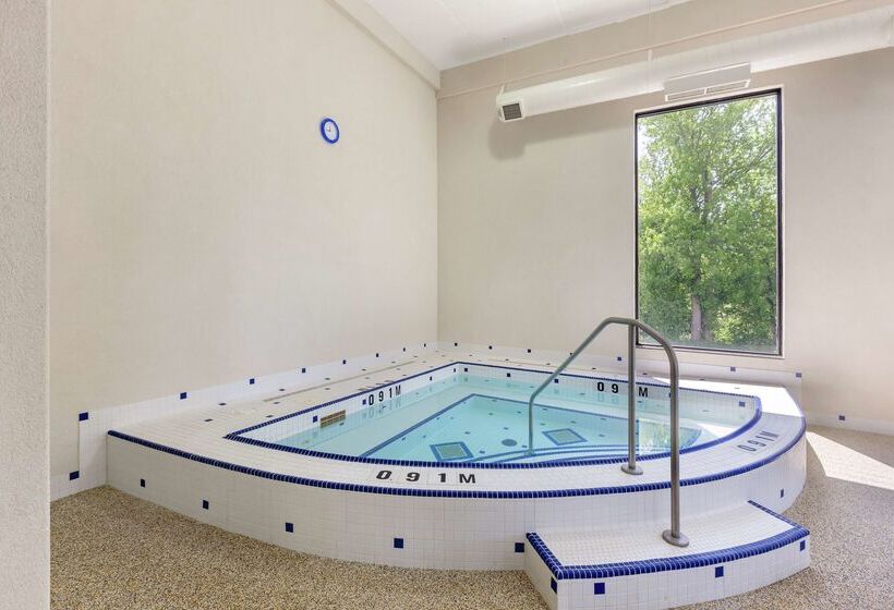 Отель Best Western Plus Cobourg Inn & Convention Centre