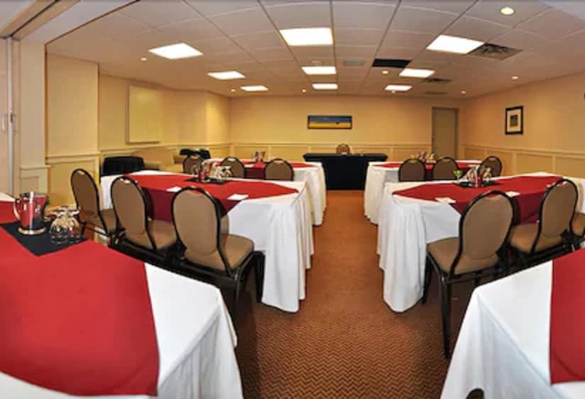 هتل Charlottetown Inn & Conference Centre