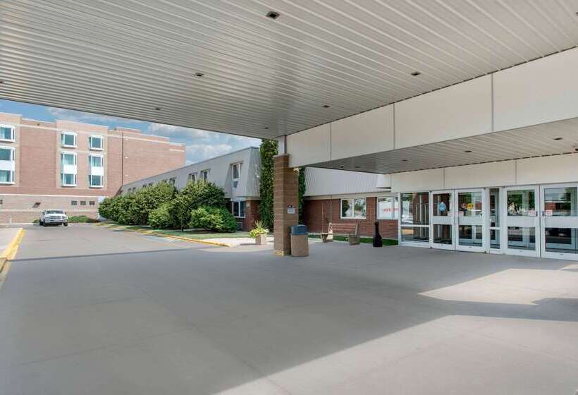 Clarion Hotel & Suites