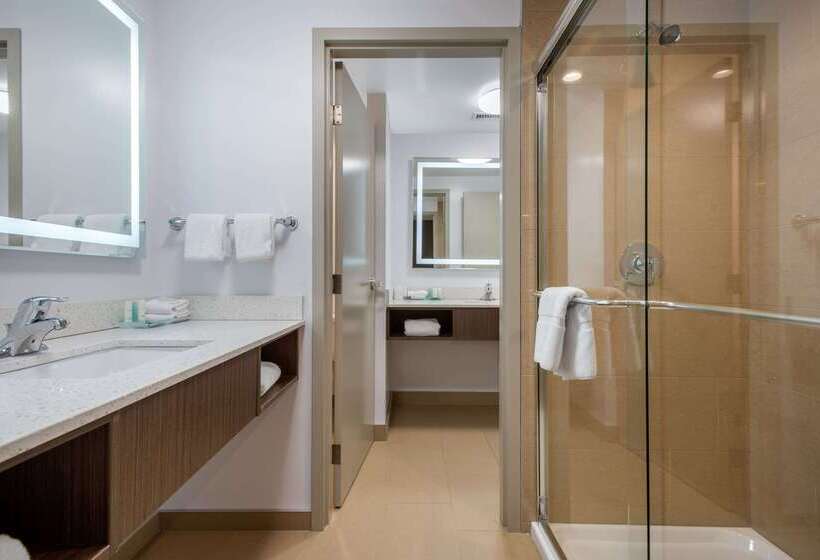 Clarion Hotel & Suites