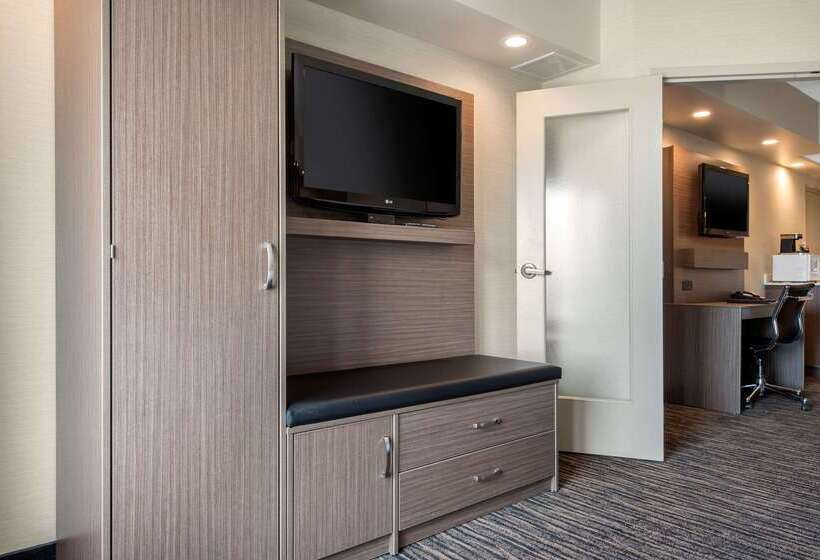 Clarion Hotel & Suites