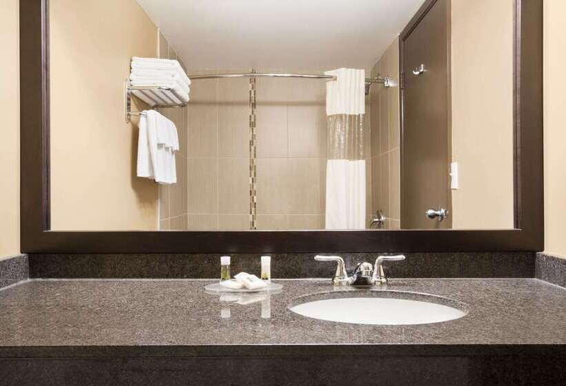 فندق Days Inn By Wyndham Calgary Northwest