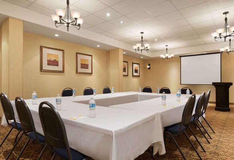 فندق Days Inn By Wyndham Edmonton Downtown