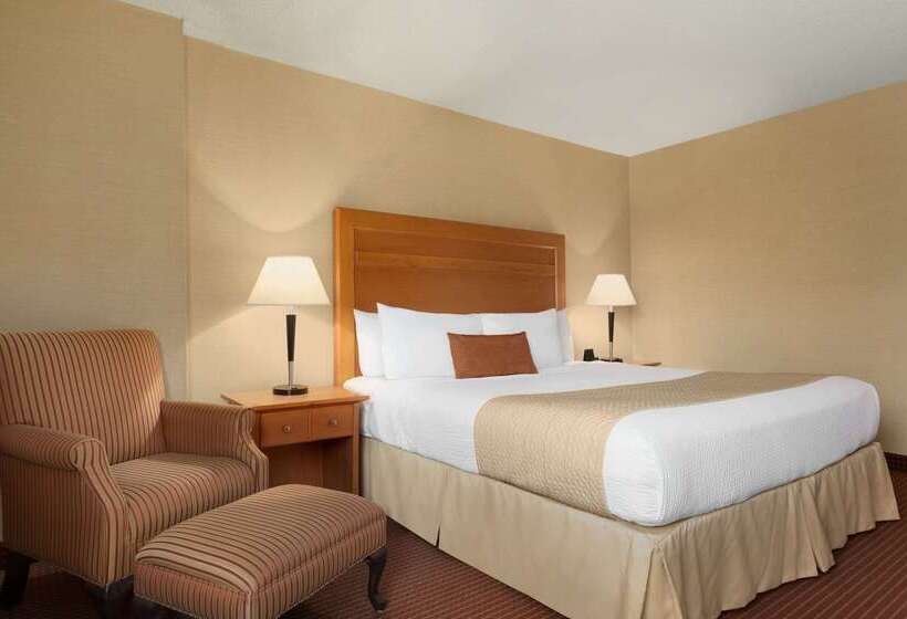 فندق Days Inn By Wyndham Edmonton Downtown