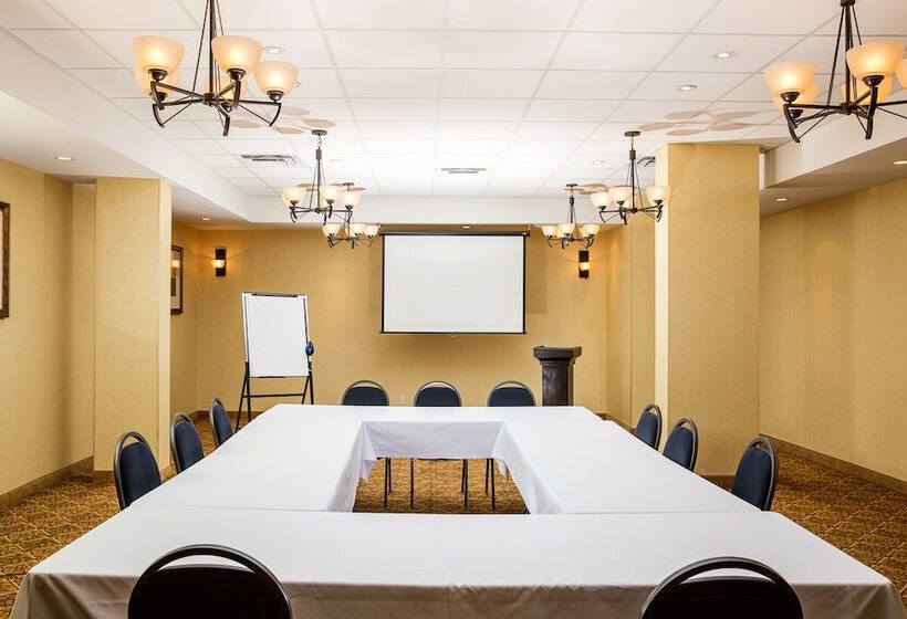 فندق Days Inn By Wyndham Edmonton Downtown