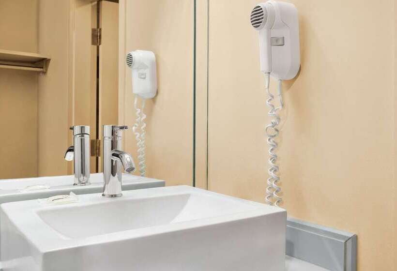 Отель Days Inn Blainville & Centre De Conférence