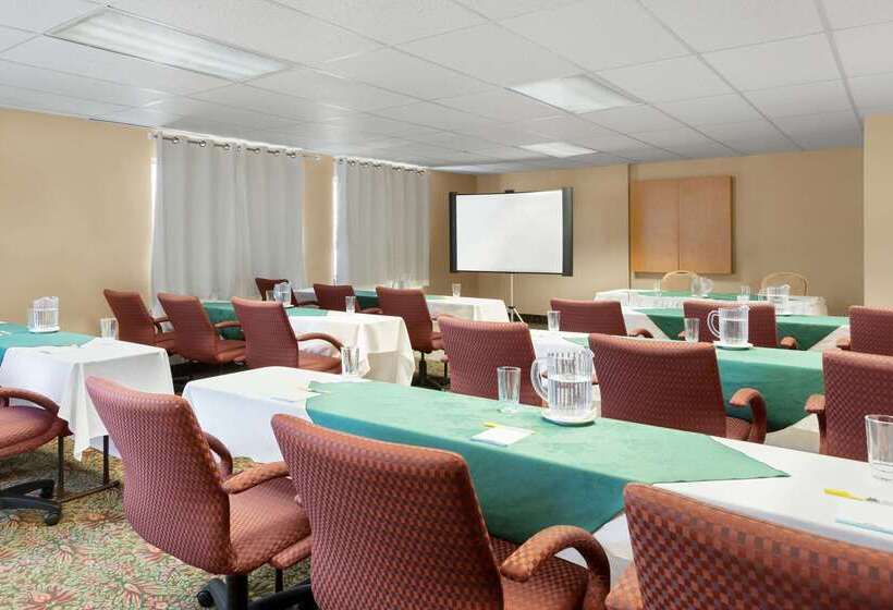 Отель Days Inn Blainville & Centre De Conférence