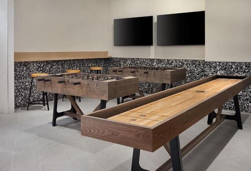 Delta Hotels Calgary Airport In Terminal