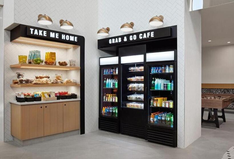 Delta Hotels Calgary Airport In Terminal