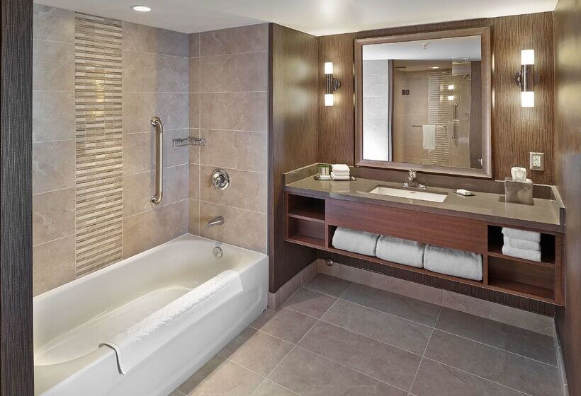 Doubletree By Hilton Hotel West Edmonton