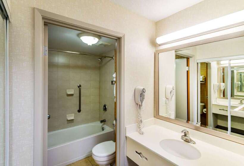 בית מלון כפרי Econo Lodge Inn & Suites University