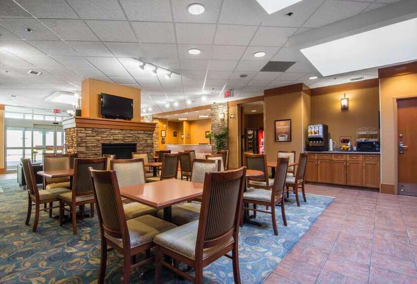 בית מלון כפרי Econo Lodge Inn & Suites University