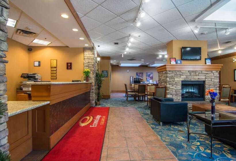 בית מלון כפרי Econo Lodge Inn & Suites University