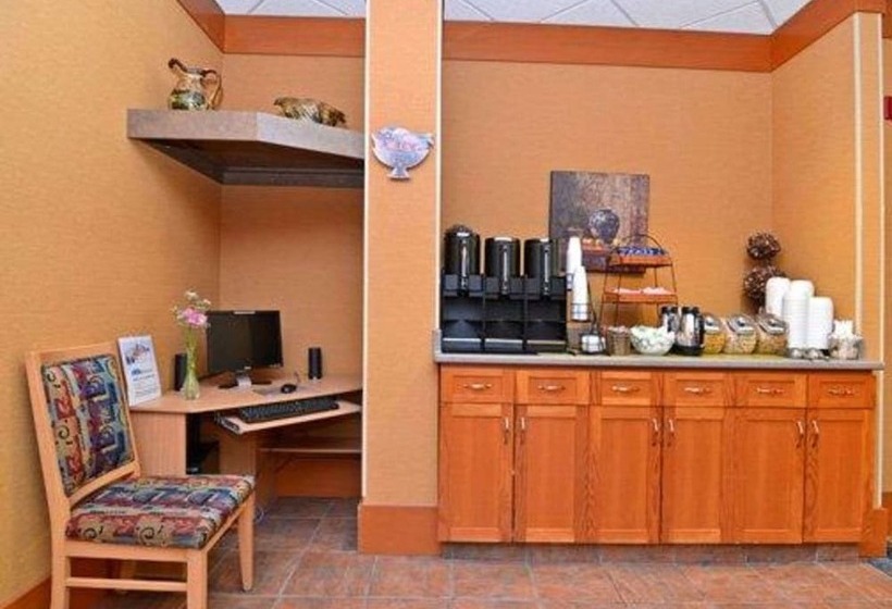 בית מלון כפרי Econo Lodge Inn & Suites University