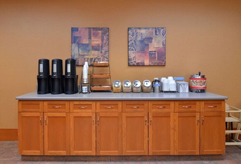 בית מלון כפרי Econo Lodge Inn & Suites University