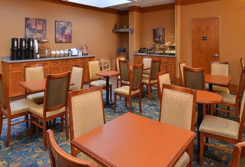 בית מלון כפרי Econo Lodge Inn & Suites University