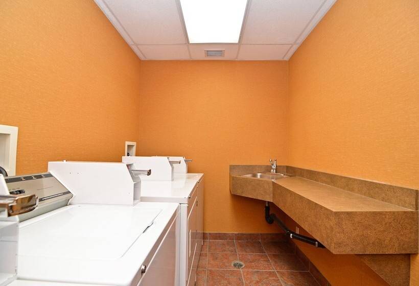 בית מלון כפרי Econo Lodge Inn & Suites University