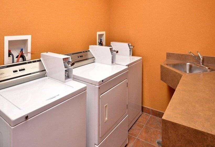 בית מלון כפרי Econo Lodge Inn & Suites University