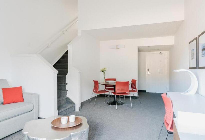 Отель Elk + Avenue