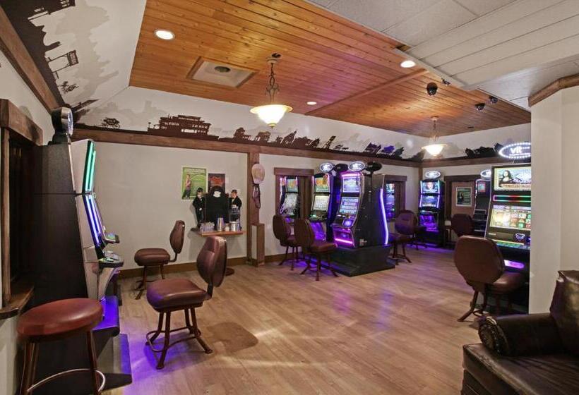 فندق Guest House Inn & Suites