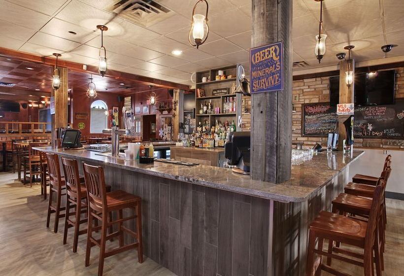 فندق Guest House Inn & Suites