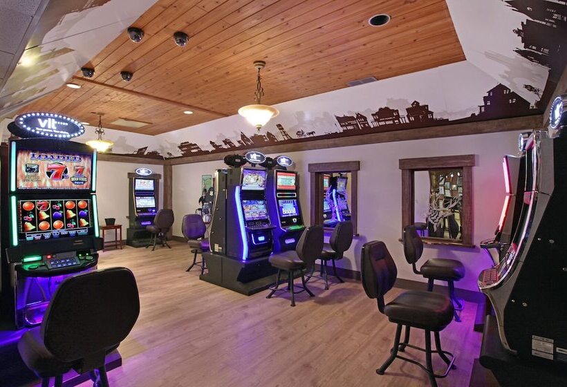 فندق Guest House Inn & Suites