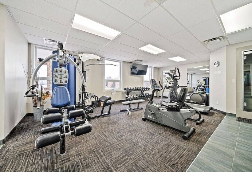 فندق Guest House Inn & Suites