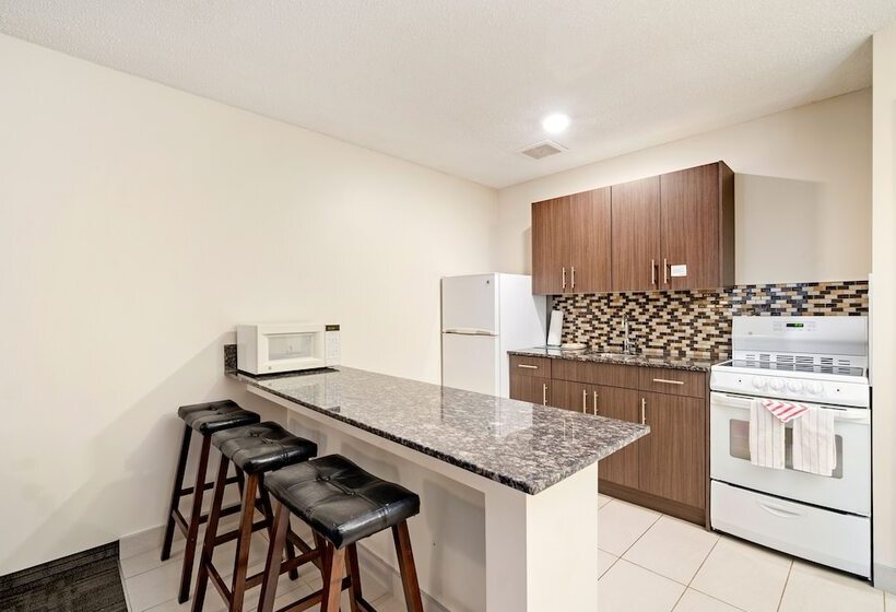 فندق Guest House Inn & Suites