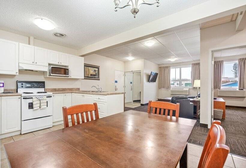 فندق Guest House Inn & Suites