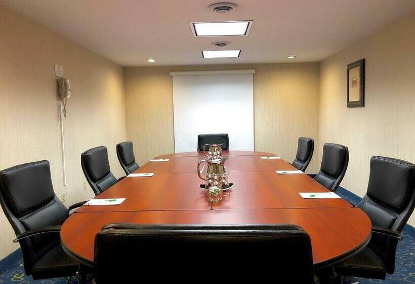 Отель Amenida Residences, Calgary