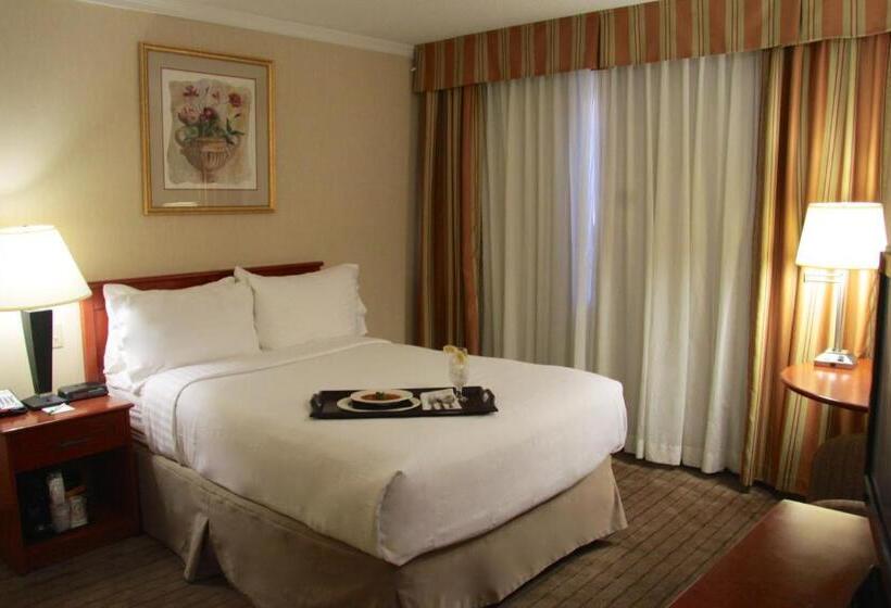 Отель Amenida Residences, Calgary