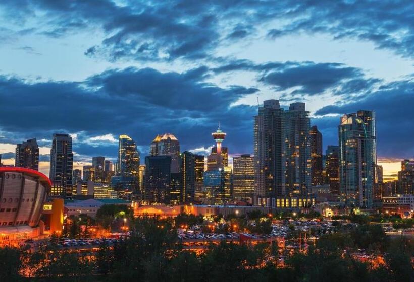 Отель Amenida Residences, Calgary