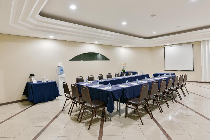 בית מלון כפרי Plaza Inn Augustus